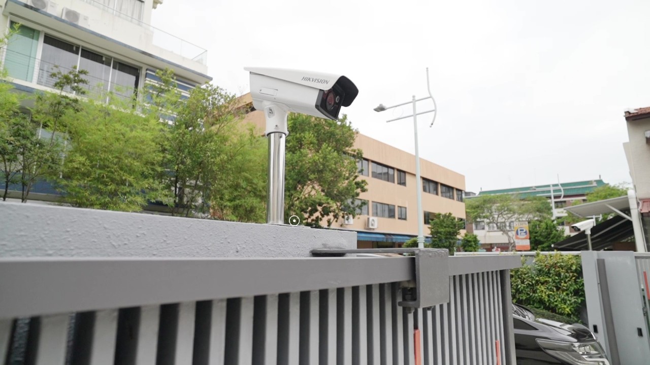 Câmera Hikvision instalada no acesso veicular de condomínio residencial