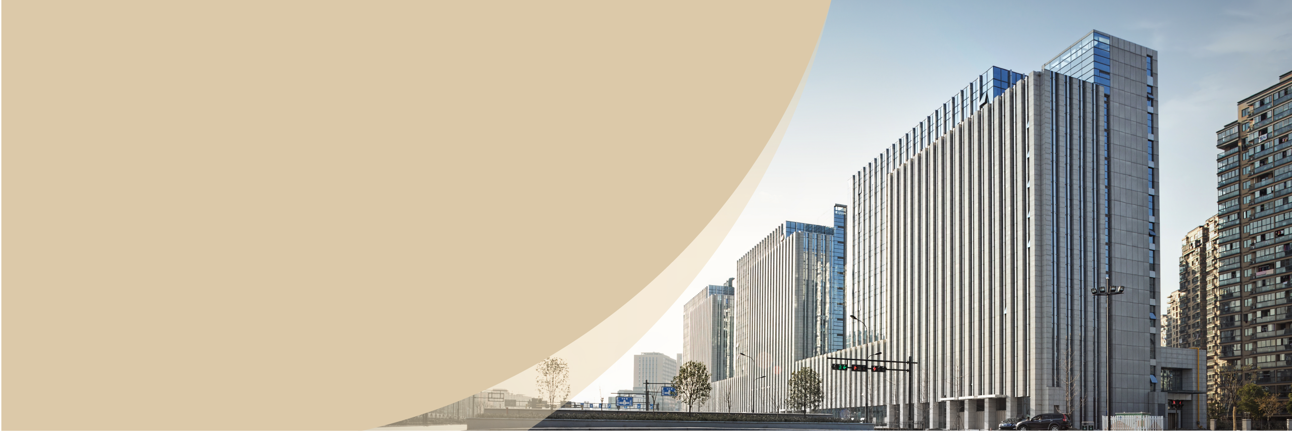 Contexto urbano com edifícios, vias de circulação, sinalização e infraestrutura, em material oficial Hikvision